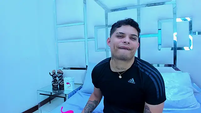 Snapshot of MelissaAndZeuss chatting on 03-22-25, 03:52 MelissaAndZeuss online show from 03-22-25, 03:52