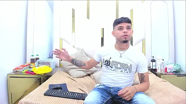 Snapshot of MelissaAndZeuss chatting on 10-12-25, 06:12 MelissaAndZeuss online show from 10-12-25, 06:12