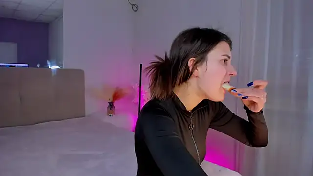 Laura Leee online show from 03-06-25, 09:36