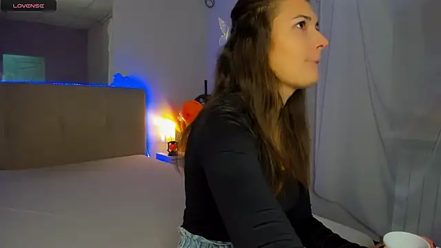 Laura Leee online show from 10-29-25, 06:26