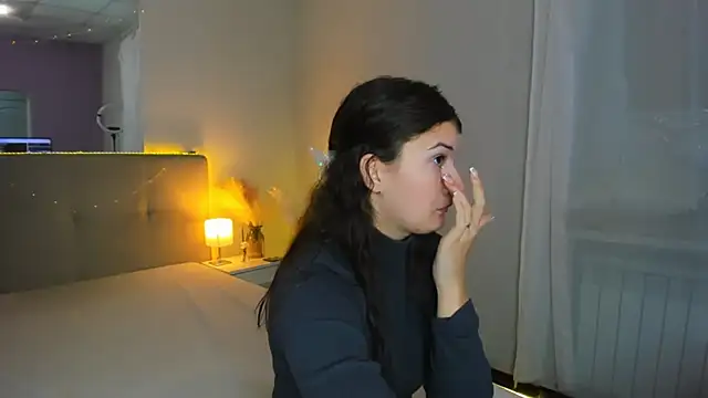 Laura Leee online show from 11-19-25, 06:02