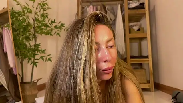 Snapshot of ___art chatting on 10-28-25, 02:31    art online show from 10-28-25, 02:31