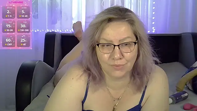 Snapshot of AngelinaGlam chatting on 10-12-25, 10:58 AngelinaGlam online show from 10-12-25, 10:58