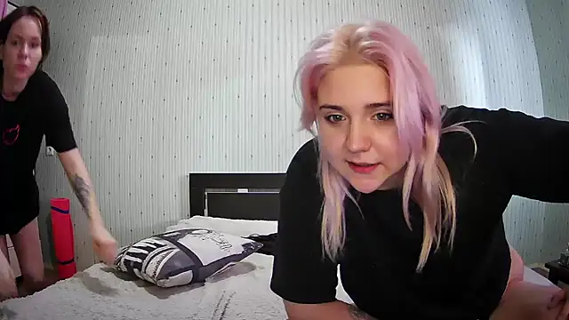 Snapshot of ChrisGirls chatting on 02-19-25, 01:39 ChrisGirls online show from 02-19-25, 01:39