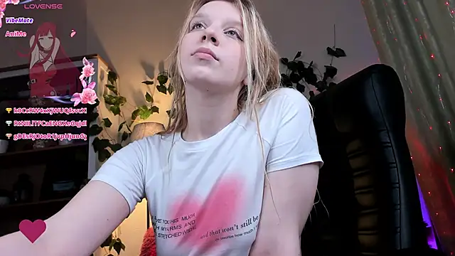 Snapshot of KarambaMoon chatting on 02-02-25, 03:32 KarambaMoon online show from 02-02-25, 03:32