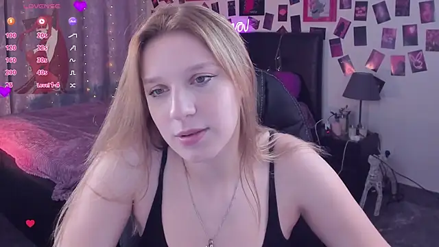 Snapshot of KarambaMoon chatting on 10-04-25, 08:51 KarambaMoon online show from 10-04-25, 08:51