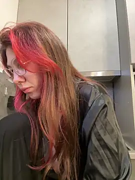 ChloesTem online show from 11-18-25, 05:06