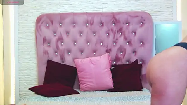 Snapshot of KikiSweet08 chatting on 03-21-25, 08:50 KikiSweet08 online show from 03-21-25, 08:50