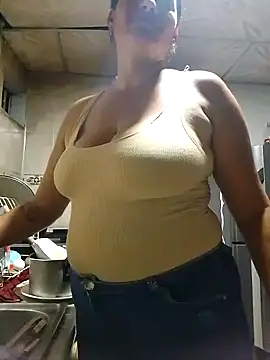 Snapshot of lupita_2023 chatting on 01-22-25, 11:43 lupita 2023 online show from 01-22-25, 11:43