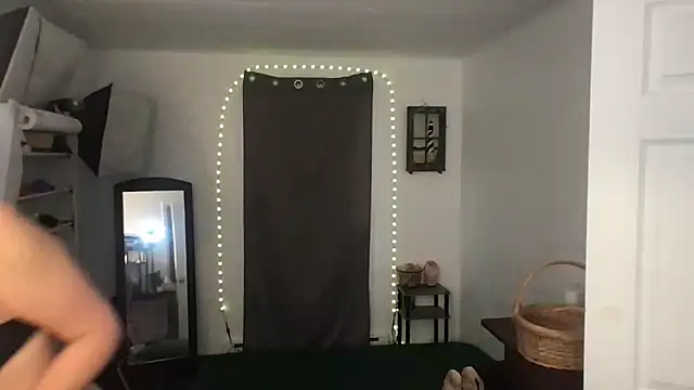 BonfireBonnie online show from 12-19-24, 08:13