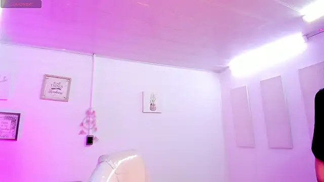 Snapshot of Alexx_Scoot chatting on 01-08-25, 07:56 Alexx Scoot online show from 01-08-25, 07:56