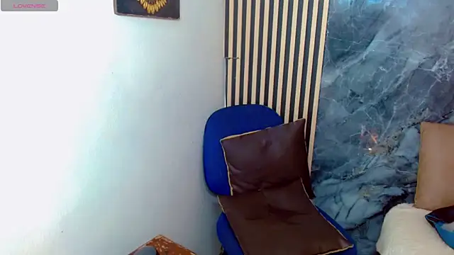 Snapshot of Isalombardi chatting on 03-03-25, 01:21 Isalombardi online show from 03-03-25, 01:21