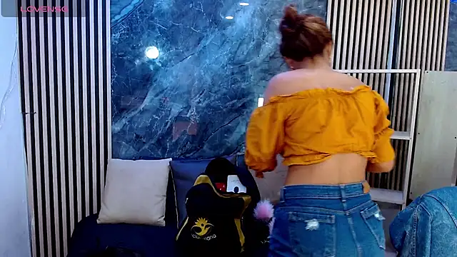 Snapshot of Isalombardi chatting on 09-27-25, 02:05 Isalombardi online show from 09-27-25, 02:05