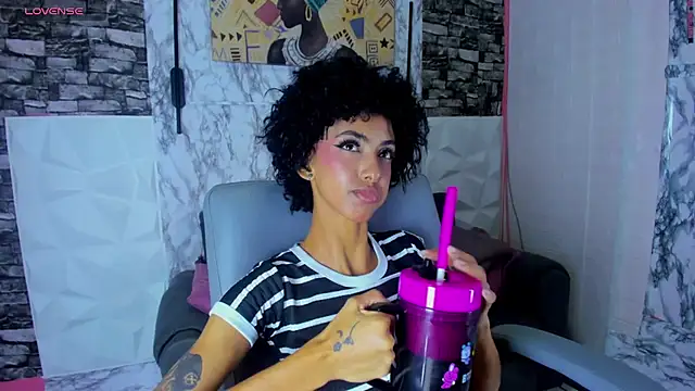 Snapshot of Queen_Cuarxxo chatting on 05-27-26, 01:57 Queen Cuarxxo online show from 05-27-26, 01:57