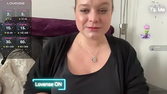 Snapshot of NaughtyWifeUK chatting on 12-06-24, 11:22 NaughtyWifeUK online show from 12-06-24, 11:22