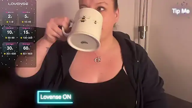 Snapshot of NaughtyWifeUK chatting on 12-13-24, 10:02 NaughtyWifeUK online show from 12-13-24, 10:02