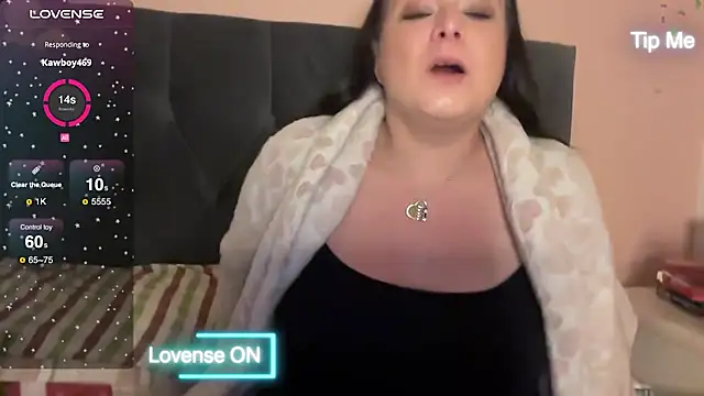 Snapshot of NaughtyWifeUK chatting on 01-12-25, 04:50 NaughtyWifeUK online show from 01-12-25, 04:50