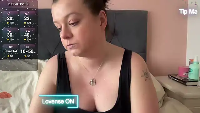 Snapshot of NaughtyWifeUK chatting on 01-18-25, 12:36 NaughtyWifeUK online show from 01-18-25, 12:36