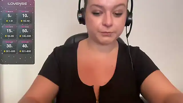 Snapshot of NaughtyWifeUK chatting on 10-18-25, 02:18 NaughtyWifeUK online show from 10-18-25, 02:18