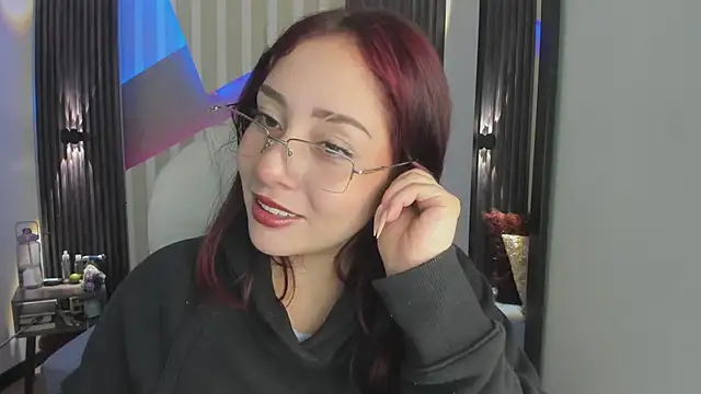 Snapshot of emily_layton chatting on 12-17-25, 02:56 emily layton online show from 12-17-25, 02:56