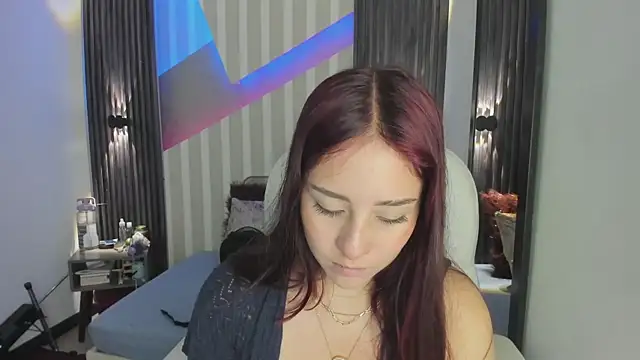 Snapshot of emily_layton chatting on 12-18-25, 03:40 emily layton online show from 12-18-25, 03:40