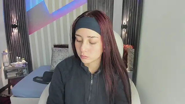 Snapshot of emily_layton chatting on 12-20-25, 03:41 emily layton online show from 12-20-25, 03:41