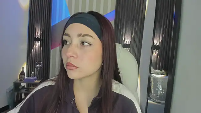 Snapshot of emily_layton chatting on 01-19-26, 02:32 emily layton online show from 01-19-26, 02:32