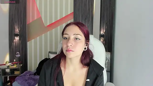 Snapshot of emily_layton chatting on 02-16-26, 12:18 emily layton online show from 02-16-26, 12:18