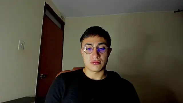 Snapshot of Leoknight chatting on 02-15-25, 02:37 Leoknight online show from 02-15-25, 02:37