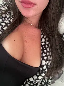 BetinaSoares online show from 05-04-26, 03:19