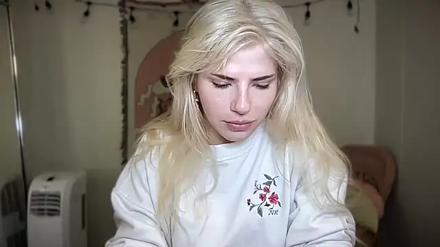 Snapshot of SirenitySirenxx chatting on 03-14-25, 11:22 SirenitySirenxx online show from 03-14-25, 11:22