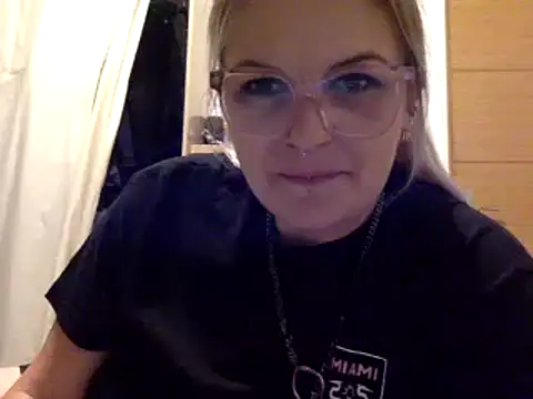 Snapshot of vanillesoumise chatting on 09-14-25, 07:13 vanillesoumise online show from 09-14-25, 07:13