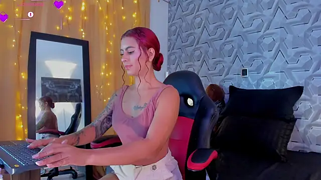 Sophiee Hill online show from 10-28-25, 02:42