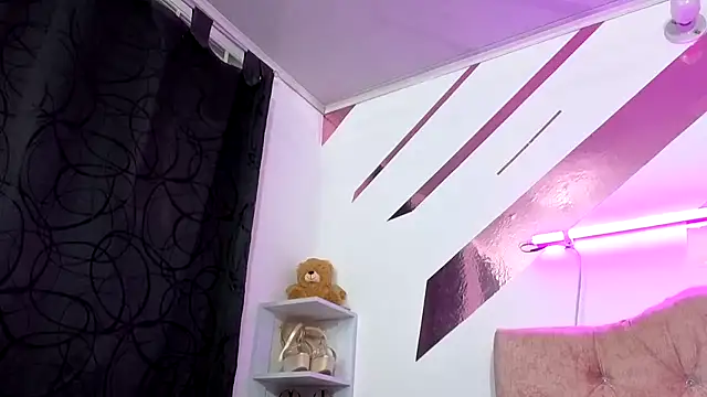 Kitten Hot  online show from 10-31-25, 04:57