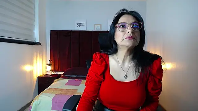Snapshot of Zuzana21 chatting on 12-18-24, 01:02 Zuzana21 online show from 12-18-24, 01:02