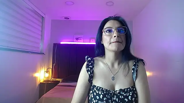 Snapshot of Zuzana21 chatting on 12-21-24, 12:27 Zuzana21 online show from 12-21-24, 12:27