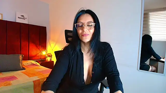 Snapshot of Zuzana21 chatting on 09-24-25, 12:52 Zuzana21 online show from 09-24-25, 12:52