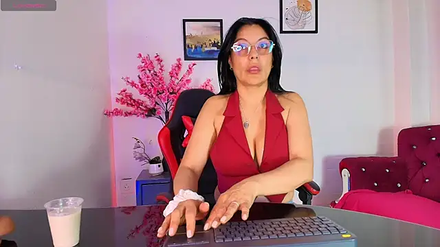 Snapshot of Zuzana21 chatting on 06-27-26, 01:17 Zuzana21 online show from 06-27-26, 01:17
