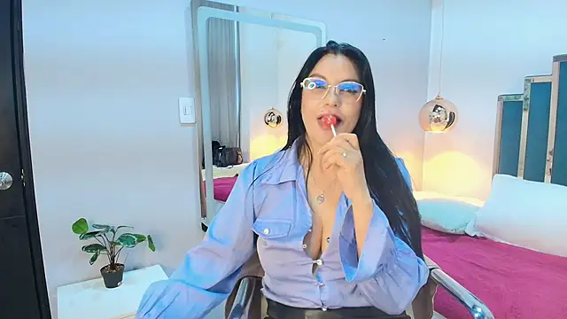 Snapshot of Zuzana21 chatting on 07-28-26, 04:39 Zuzana21 online show from 07-28-26, 04:39