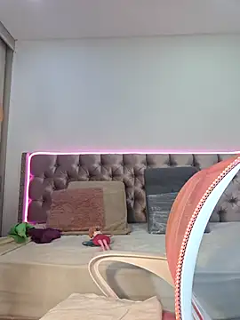 Snapshot of Anal_Luucia chatting on 10-21-25, 12:39 Anal Luucia online show from 10-21-25, 12:39