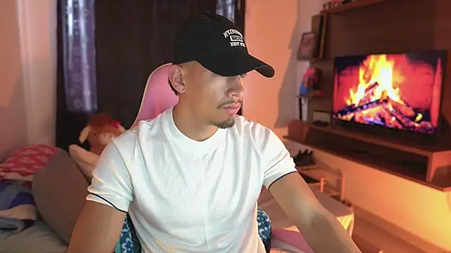 Snapshot of Aaronfox_x chatting on 05-11-26, 04:15 Aaronfox x online show from 05-11-26, 04:15