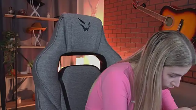 EllieCutes online show from 04-11-26, 10:08