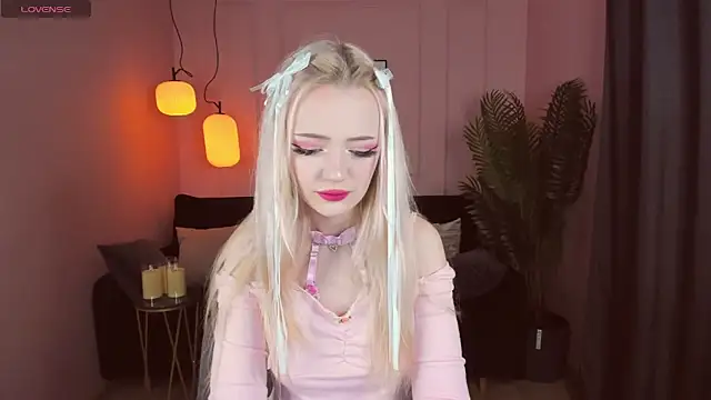 Snapshot of EmilyAir chatting on 01-01-25, 09:41 EmilyAir online show from 01-01-25, 09:41