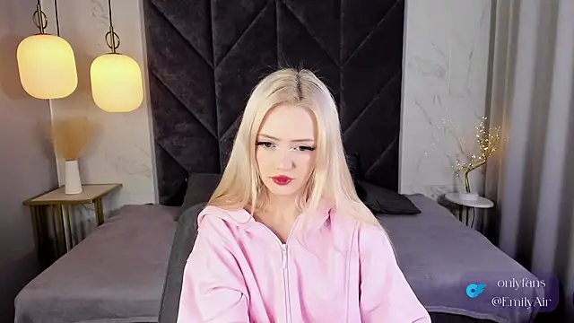 Snapshot of EmilyAir chatting on 11-08-25, 04:40 EmilyAir online show from 11-08-25, 04:40