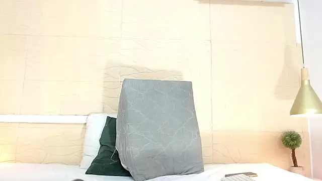 Chocolatte bar online show from 01-13-25, 05:02