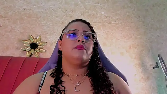 Snapshot of juli_2tyes chatting on 10-19-25, 04:02 juli 2tyes online show from 10-19-25, 04:02