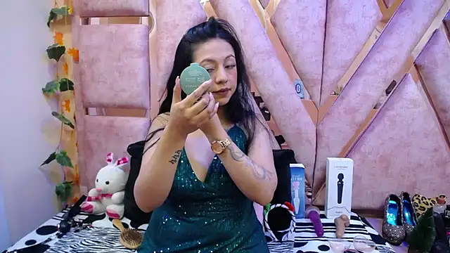 Snapshot of slut_anal_ chatting on 12-13-25, 08:36 slut anal online show from 12-13-25, 08:36