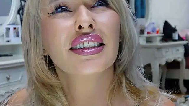 IssaSmith online show from 10-25-25, 07:16