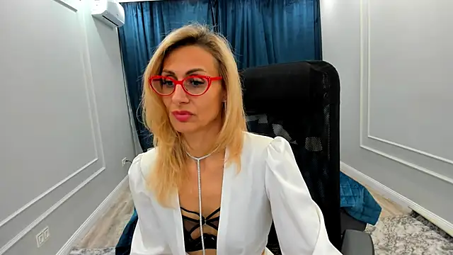 Snapshot of MuseOfStage chatting on 01-19-25, 02:38 MuseOfStage online show from 01-19-25, 02:38