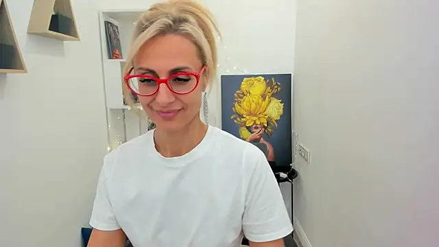 Snapshot of MuseOfStage chatting on 03-20-25, 02:32 MuseOfStage online show from 03-20-25, 02:32